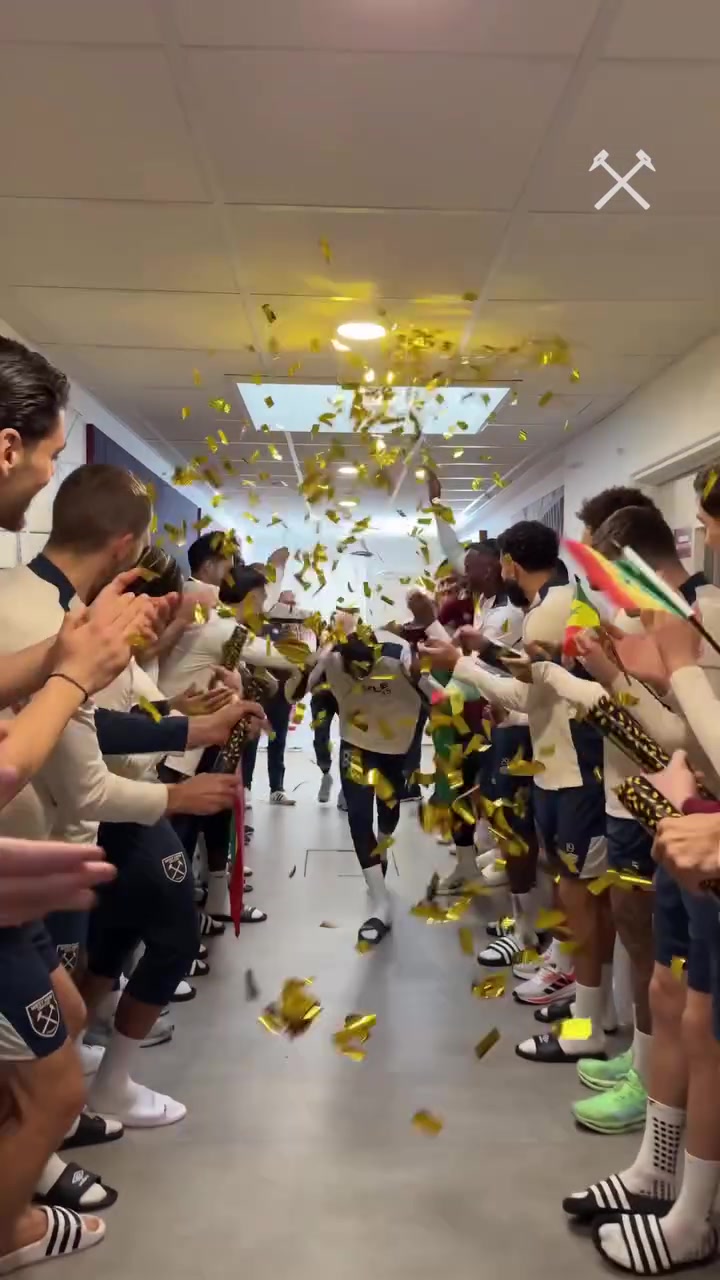 星空体育官方网站-载誉归来!西汉姆全队热烈欢迎非洲杯冠军迪乌夫凯旋