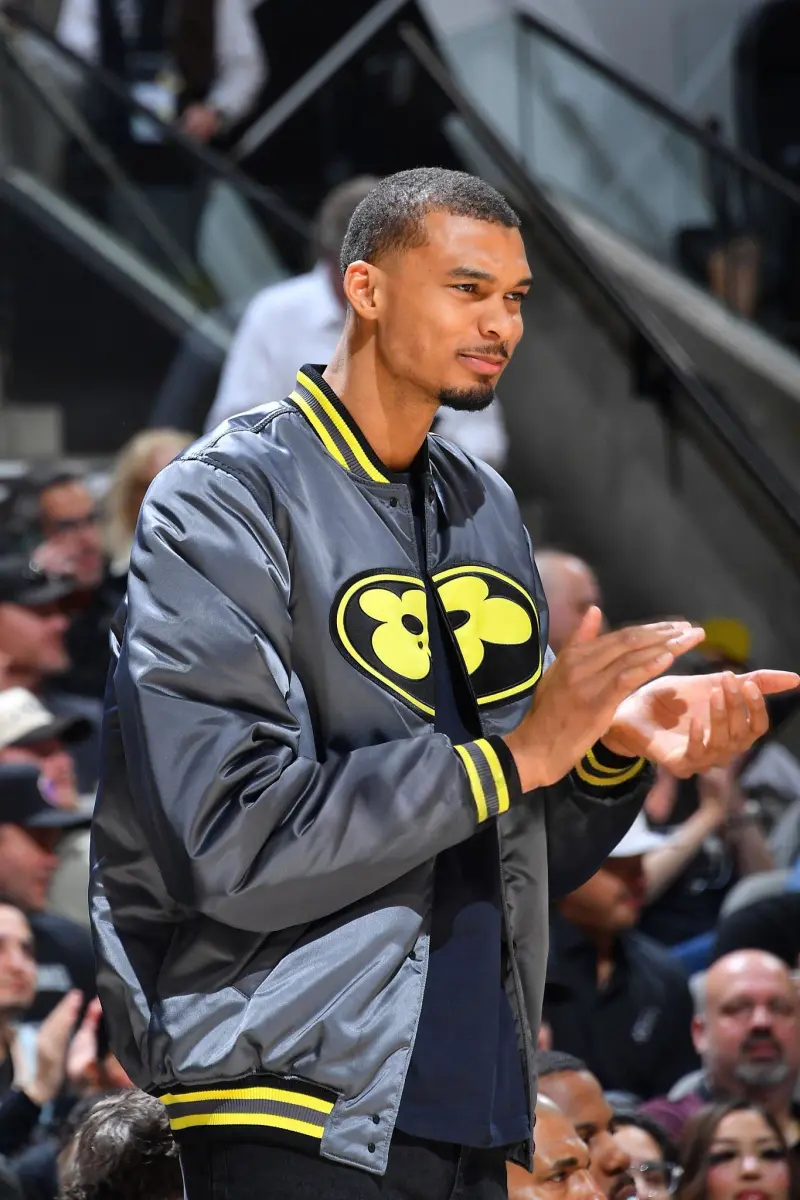 场边助威!文班亚马身着LV联名夹克在场下为队友鼓掌喝彩